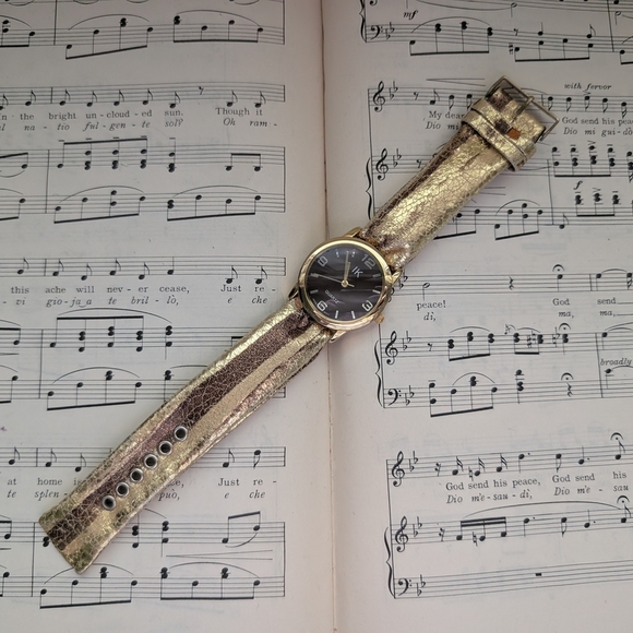 Gold and Black Quartz Watch - Picture 4 of 13